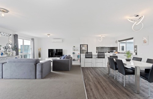 Surf Beach House | Ocean Pearl - Perfect Spot with Ocean View & BBQ Access