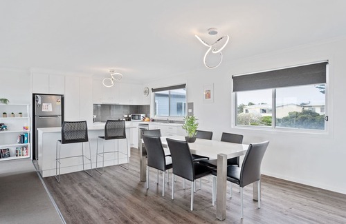 Surf Beach House | Ocean Pearl - Perfect Spot with Ocean View & BBQ Access