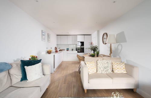 Maenporth Apartment | Cozy Ocean's Eleven Apartment with Stunning Ocean Views
