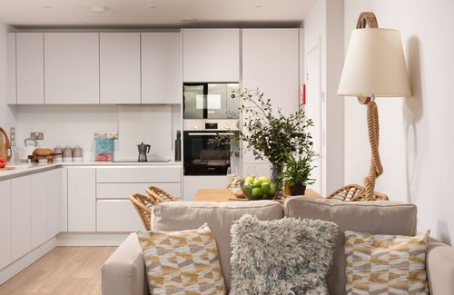 Maenporth Apartment | Cozy Ocean's Eleven Apartment with Stunning Ocean Views