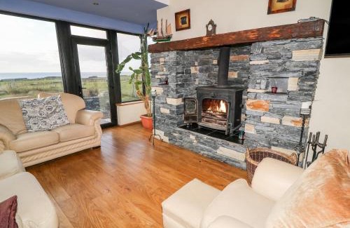 Maghery House | Cozy Ocean Sail House: 4-Star Stay with Pet-Friendly Comfort