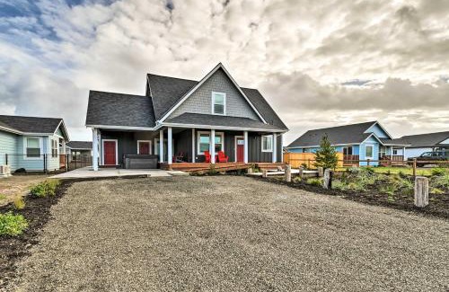 Ocean Shores House | Relaxing Ocean Shores Getaway with Hot Tub and Fireplace