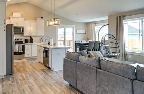 Ocean Shores Cottage | Family-Friendly Ocean Shores Home Steps from the Beach