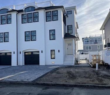 North Beach Haven Apartment | Modern 5 Bedroom Townhome with Pool – Perfect for Families!