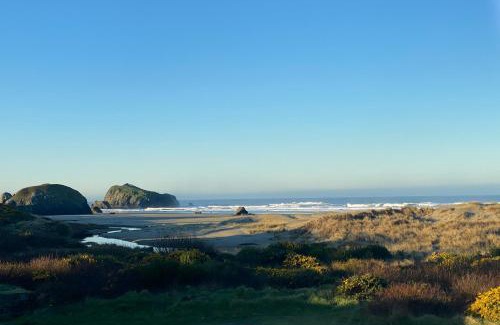 Bandon House | Ocean Song: Family-Friendly Retreat with Oceanfront Views
