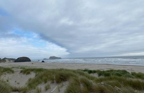 Bandon House | Ocean Song: Family-Friendly Retreat with Oceanfront Views