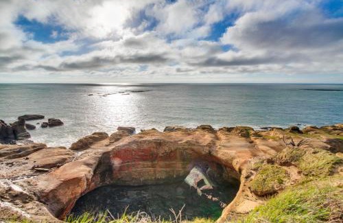 Depoe Bay Apartment | Ocean Star: Family-Friendly Retreat with Pool & Hot Tub