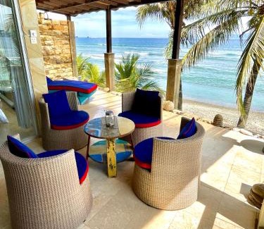 Candi Dasa Apartment | Ocean Suite By A&J - Beachfront Bliss in Candidasa