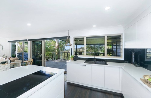 Avoca Beach House | Ocean Sunrises at Avoca Beach: Breathtaking Views & Amenities
