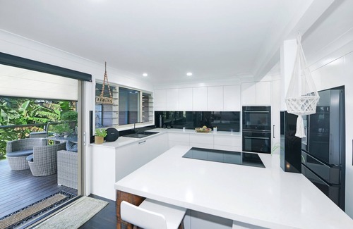 Avoca Beach House | Ocean Sunrises at Avoca Beach: Breathtaking Views & Amenities