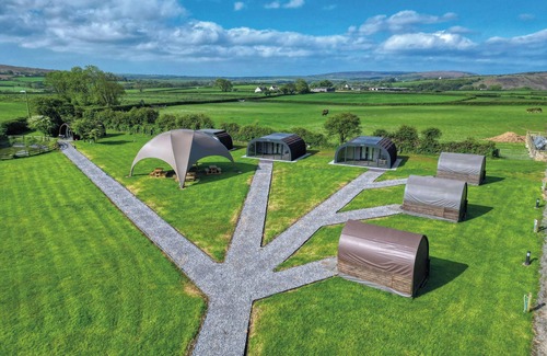 Crynant Cabin | Ocean View 1-Bed Pod in Llanrhidian with Breakfast Included