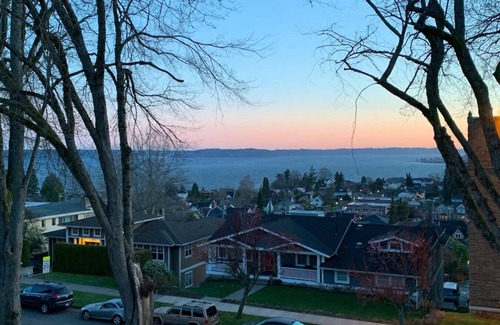North End Condo | Ocean View Stay: Guest Rated 9.8 with Jacuzzi & Breakfast