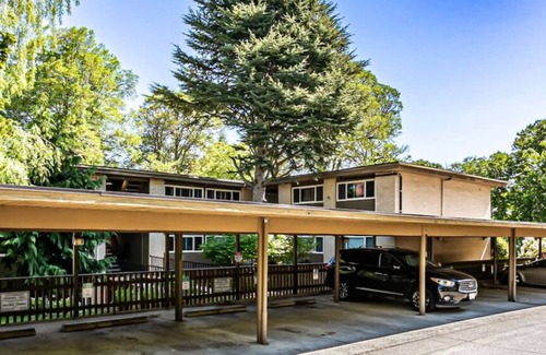 North End Condo | Ocean View Stay: Guest Rated 9.8 with Jacuzzi & Breakfast