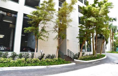 Coconut Grove Apartment | Seaside Retreat: Ocean View 2bd Hotel in Coconut Grove