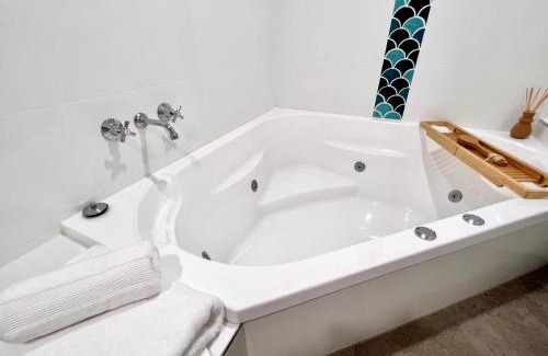 Biggera Waters Apartment | Ocean View 2BR Apartment with Spa & Hot Tub Amenities