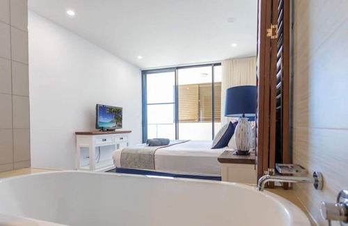 Airlie Beach Apartment | Ocean view 3 bedroom family friendly 2 pools WI-FI