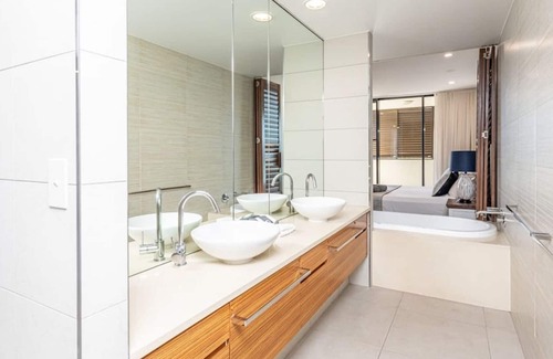 Airlie Beach Apartment | Ocean view 3 bedroom family friendly 2 pools WI-FI
