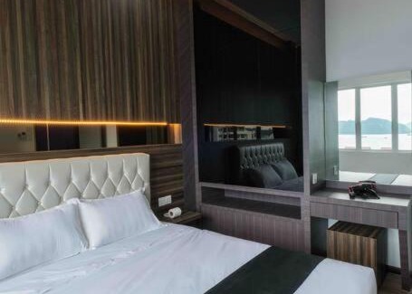 Kuah Apartment | Seaside Serenity: 3-Bedroom Ocean View Homestay