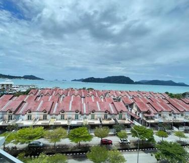 Kuah Apartment | Seaside Serenity: 3-Bedroom Ocean View Homestay