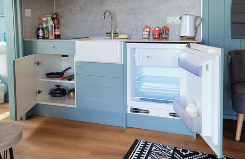 Baglan Cabin | Cozy Ocean View Pod with Kitchen & Family-Friendly Vibe