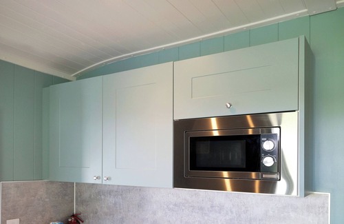 Baglan Cabin | Cozy Ocean View Pod with Kitchen & Family-Friendly Vibe