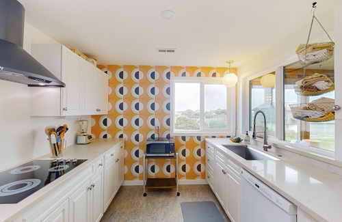 Bandon House | Beachfront 70s-Themed Home with Ocean View & Unique Style