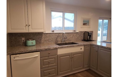 Grover Beach House | Ocean View Retreat with Refreshing Waves and Breakfast