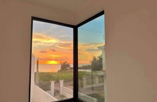 Whitehouse Apartment | Relaxing Ocean View with Beach Access at Happy Life Villas