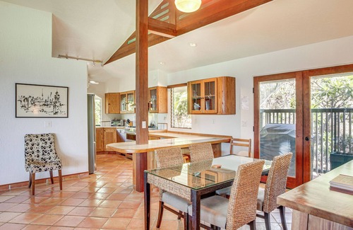 Kona Paradise House | Ocean-View Bungalow: Steps from Pebbles Beach & Spa