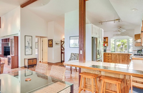 Kona Paradise House | Ocean-View Bungalow: Steps from Pebbles Beach & Spa