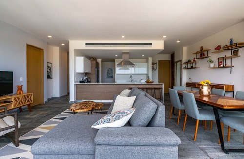 Zona Hotelera Apartment | Ocean View Condo: Beach Access with Pool & Jacuzzi