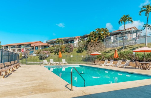 Honalo Condo | Ocean-view condo in great location with outdoor pool, sports courts, & lanai