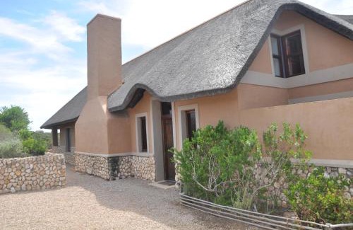 Boggoms Bay Ski Chalet | Oceanfront Cottage with Private Beach at Springerbaai