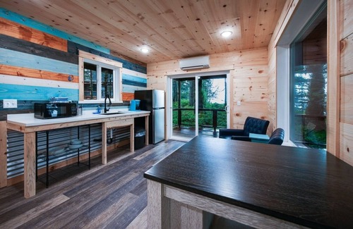 Chiniak Cottage | Ocean View Cottage: Wake Up to Waves at Friends by the Ocean
