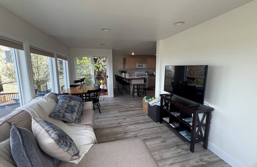 Depoe Bay Cottage | Ocean view cottage with hot tub