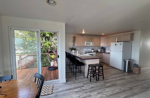 Depoe Bay Cottage | Ocean view cottage with hot tub