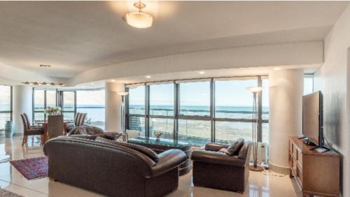 Strand Apartment | Ocean View de Luxe: Top-Rated 4-Star Hotel with Pool