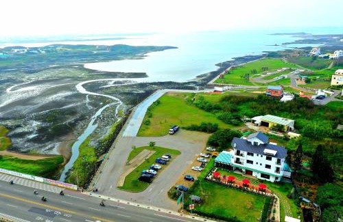 Magong House | Ocean View Hall B&B: Guest Rated 9/10 with Oceanfront Charm