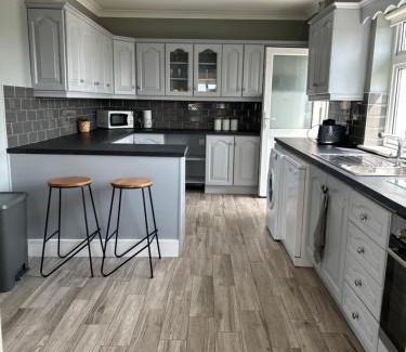 Inverin House | Ocean View House - Connemara: Scenic Retreat for Families