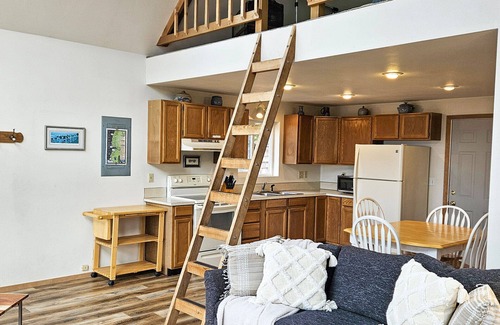 Yachats House | Ocean View Retreat in Yachats: Pet Friendly Getaway!