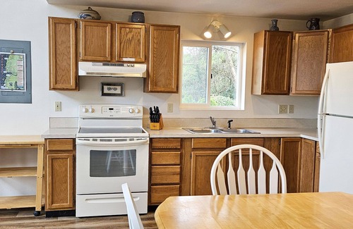 Yachats House | Ocean View Retreat in Yachats: Pet Friendly Getaway!