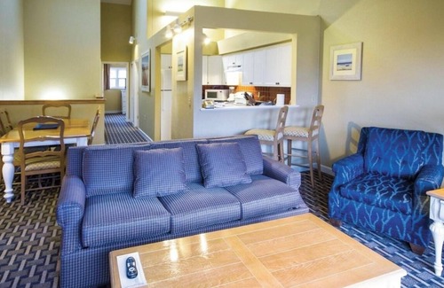 Jamestown House | Ocean View Jamestown Townhouse with Pool & Spa Amenities