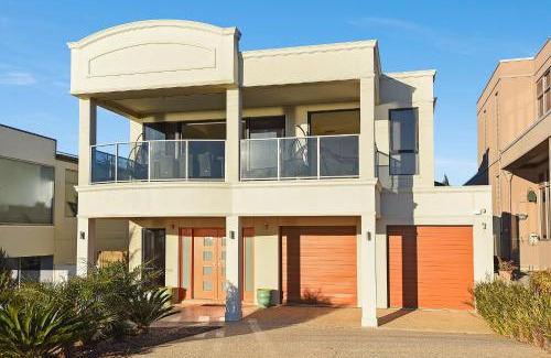 Moana House | Oceanfront Getaway at Ocean View Moana - 4 Star Excellence