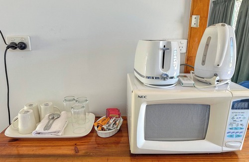 Bowen Hotel | Cozy Ocean View Motel Bowen with Pool and Breakfast