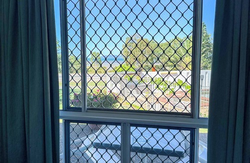 Bowen Hotel | Cozy Ocean View Motel Bowen with Pool and Breakfast