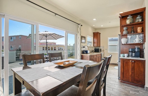 South Mission Beach Apartment | Ocean View Retreat with Private Patio & Spa Access