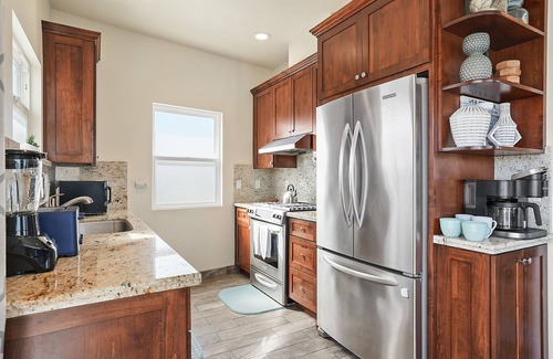 South Mission Beach Apartment | Ocean View Retreat with Private Patio & Spa Access