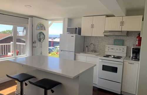 White Rock Apartment | Modern Ocean View Retreat with Pool & Spa, 10/10 Rating