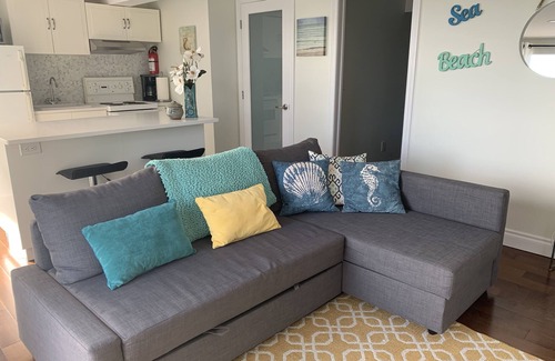 White Rock Apartment | Modern Ocean View Retreat with Pool & Spa, 10/10 Rating