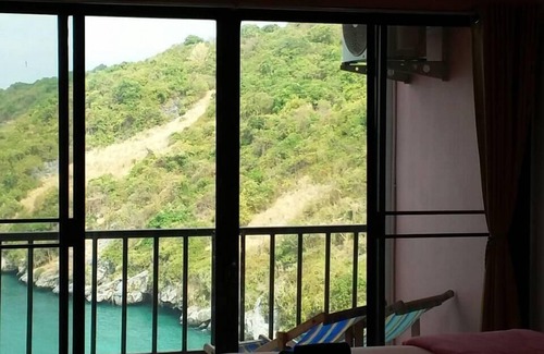 Tha Thaewawong Hotel | Relaxing Ocean View Resort - Koh Sichang with Family Amenities